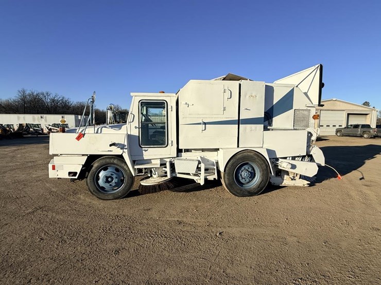 #1981-•-1990-mobil-sweeper-ahl-sweeper-truck-image-2