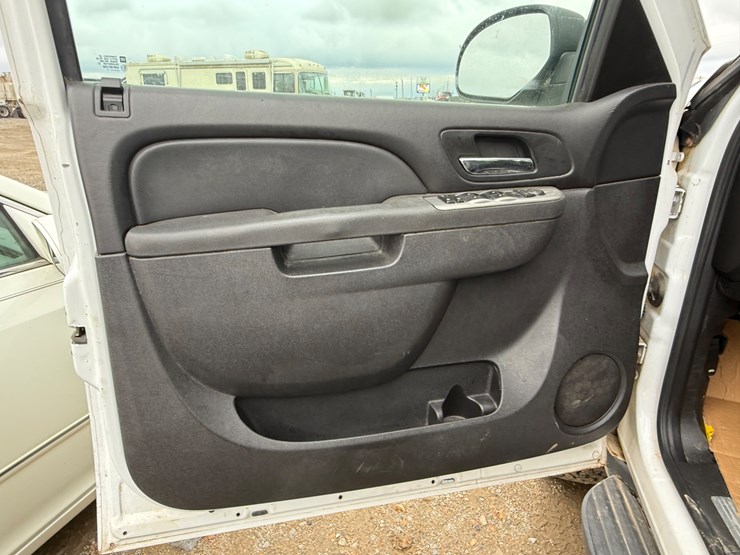 2012-chevrolet-suburban-image-27