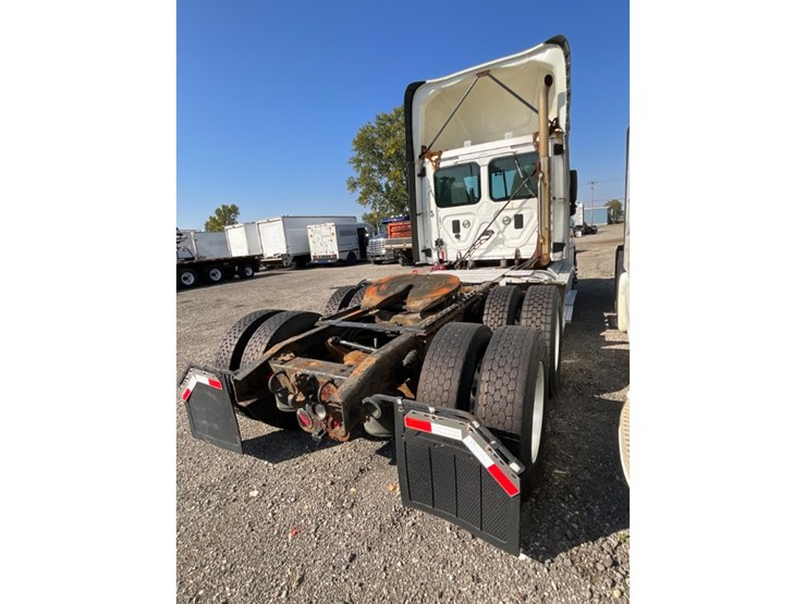 2016-freightliner-ca125-day-cab-image-10