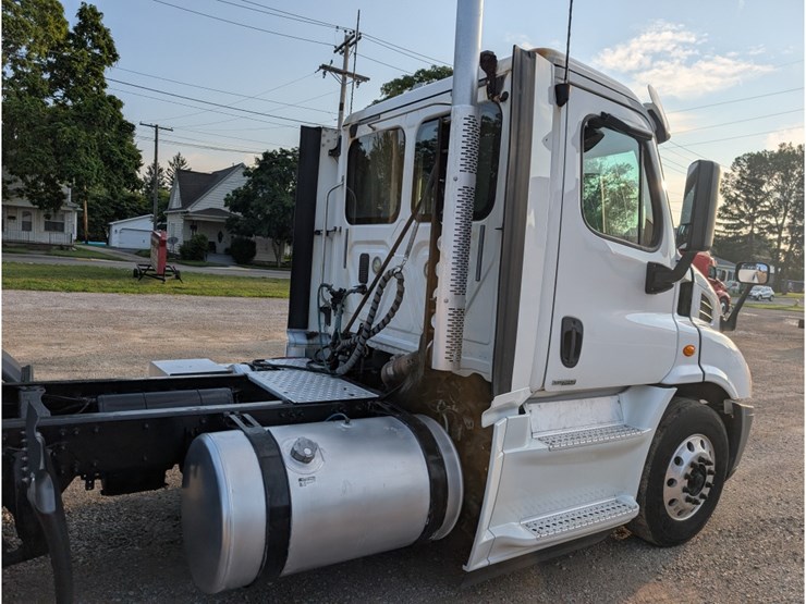 2016-freightliner-ca113-day-cab-image-5