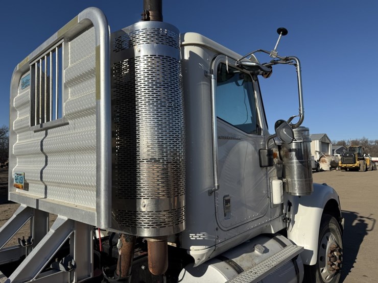 #1955-•-2008-international-eagle-day-cab-truck-tractor-image-40