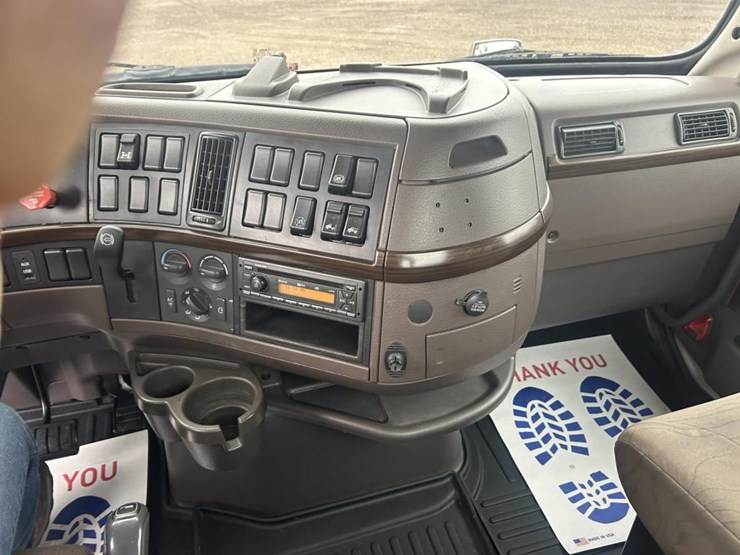 #1676-•-2015-volvo-vnl-day-cab-truck-tractor-image-33