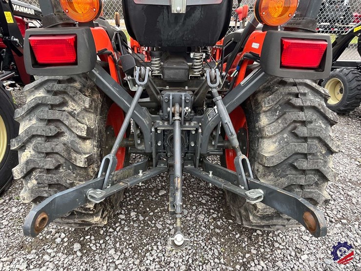 kubota-b2401d-farm-tractor-image-11