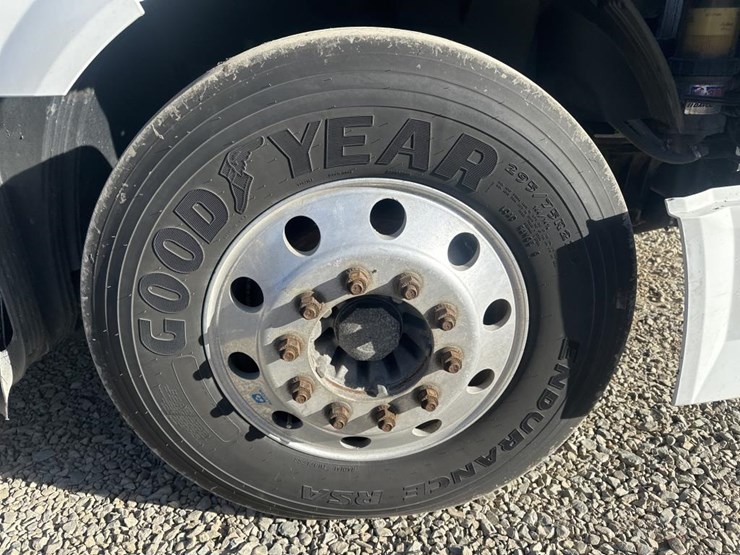 2011-volvo-10-image-54