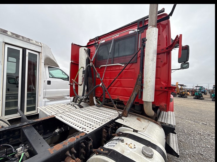 2011-volvo-10-image-20