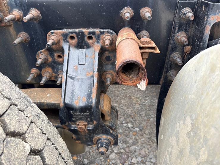 2011-volvo-10-image-17