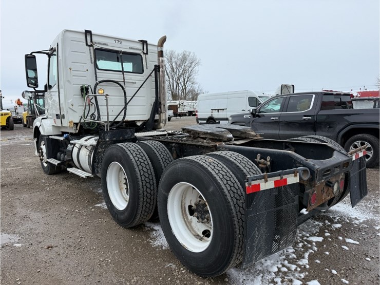 2011-volvo-vnl-day-cab-image-5