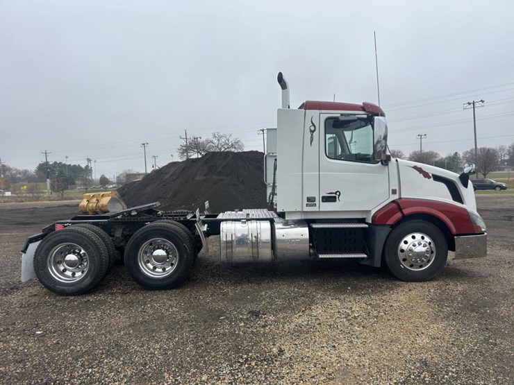 #1676-•-2015-volvo-vnl-day-cab-truck-tractor-image-6