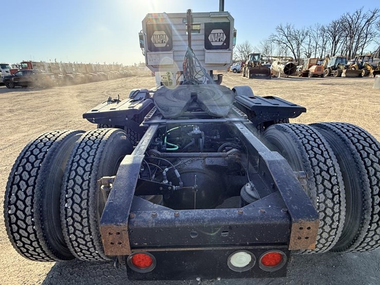 #1965-•-2008-international-eagle-day-cab-truck-tractor-image-17