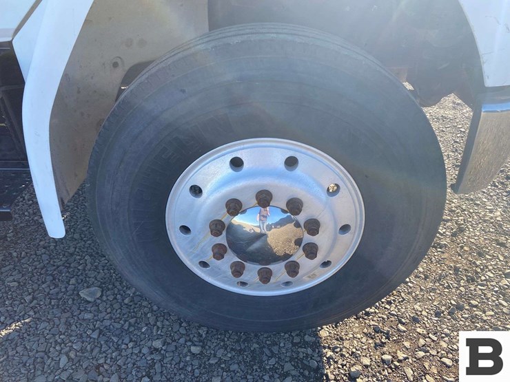 2002-freightliner-fl70-image-32