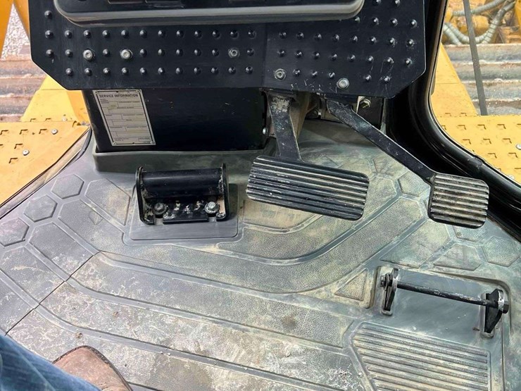 2022-caterpillar-d7-image-10