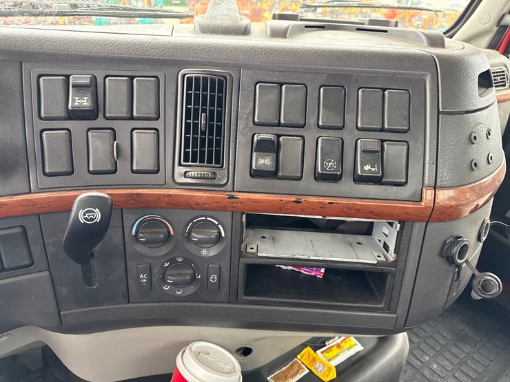 2011-volvo-10-image-54