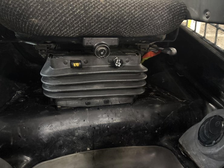 2018-caterpillar-228-image-36