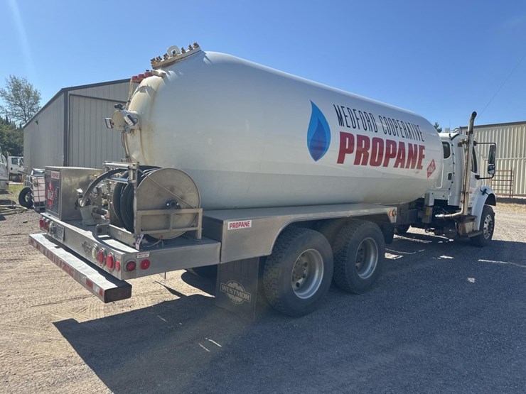 2013-freightliner-m2-106-image-5