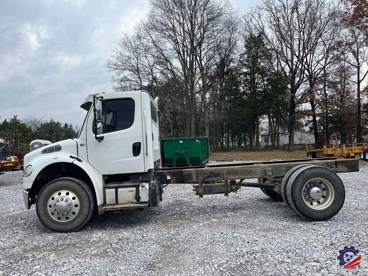 2013-freightliner-m2-s/a-cab-&-chassis-image-2