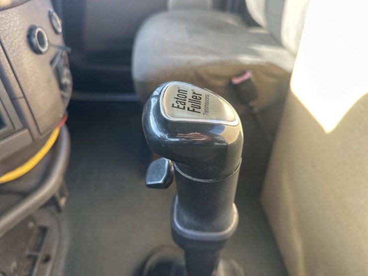 2011-volvo-10-image-30