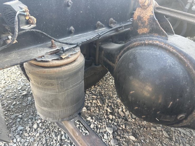 2011-volvo-10-image-47