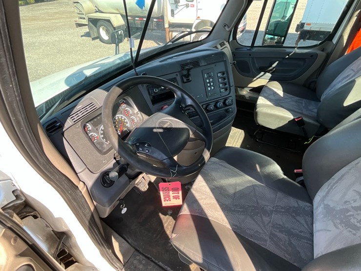 2016-freightliner-ca125-day-cab-image-18
