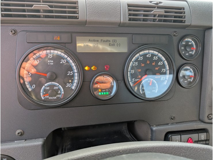 2016-freightliner-ca113-day-cab-image-23