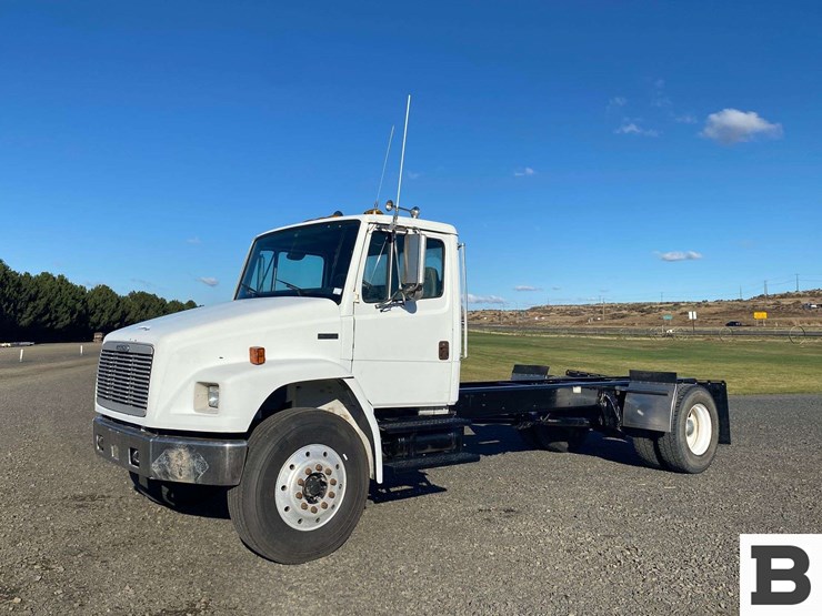 2002-freightliner-fl70-image-2