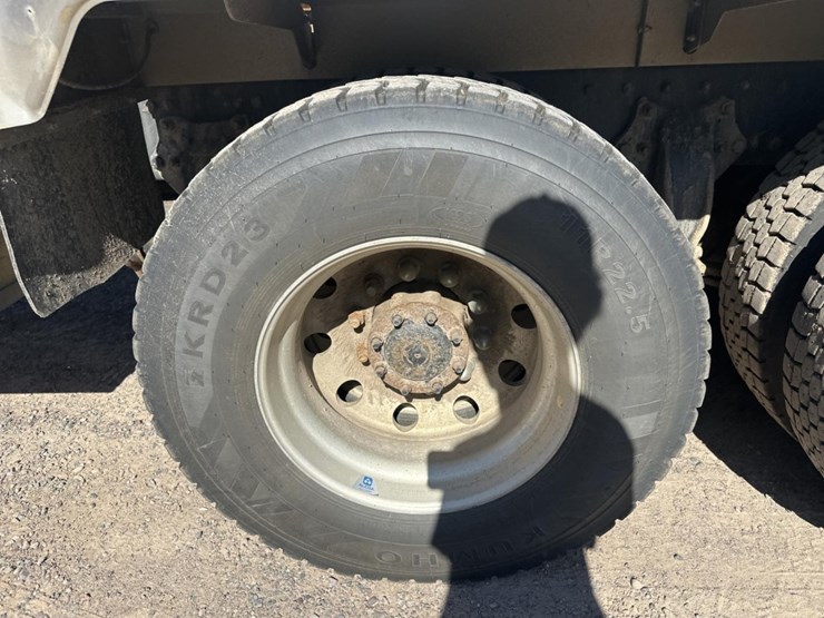 2013-freightliner-m2-106-image-75