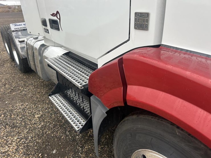 #1676-•-2015-volvo-vnl-day-cab-truck-tractor-image-13