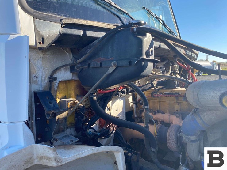 2002-freightliner-fl70-image-40