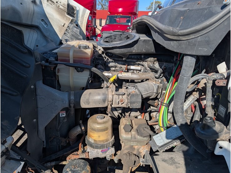 2013-freightliner-columbia-day-cab-image-18