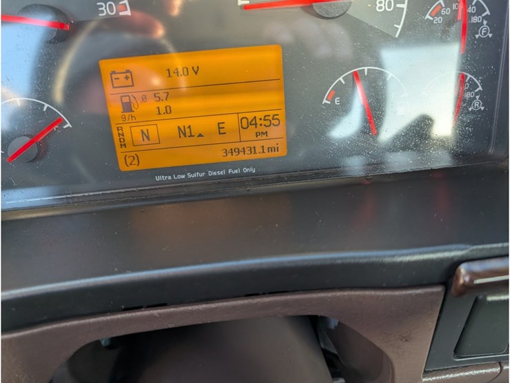 2015-volvo-vnl-day-cab-image-27