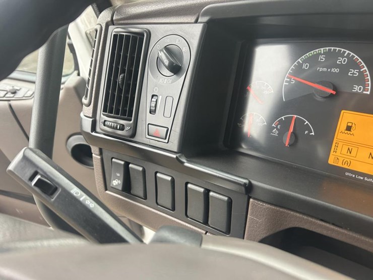 #1676-•-2015-volvo-vnl-day-cab-truck-tractor-image-39