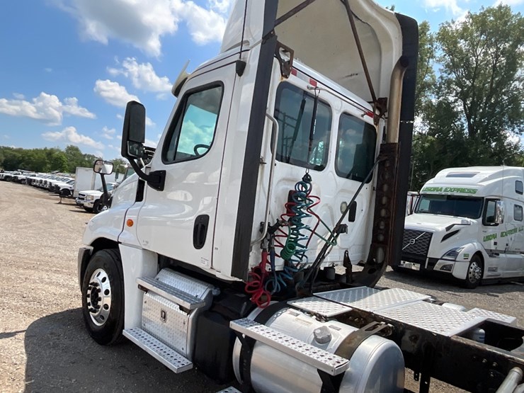 2016-freightliner-ca125-day-cab-image-16