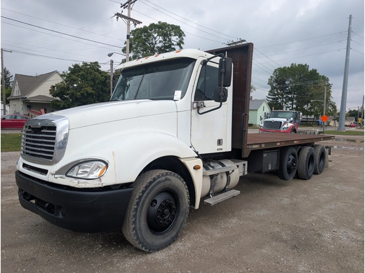 2005-freightliner-columbia-flatbed-w/-moffett-hookup-image-1