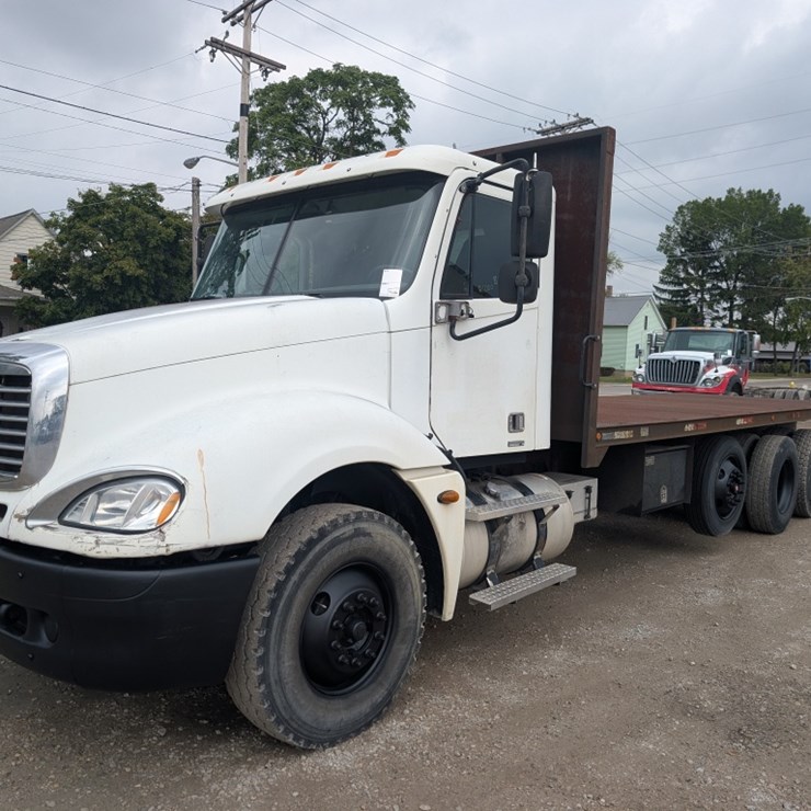 2005 Freightliner Columbia Flatbed W/ Moffett Hookup