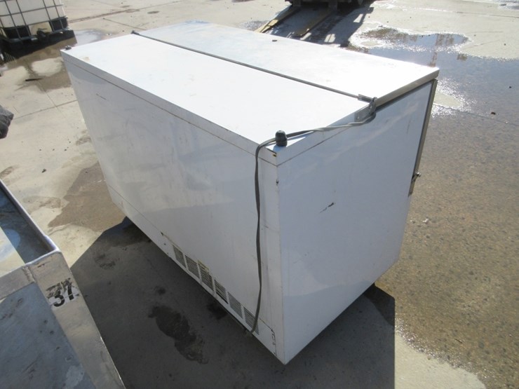 beverage-air-58"x30.5"x38"-commercial-refrigerator-image-3