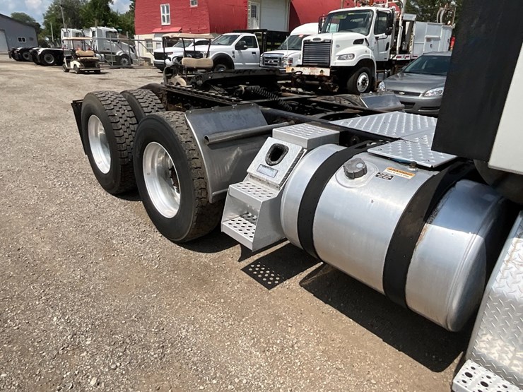 2016-freightliner-ca125-day-cab-image-9