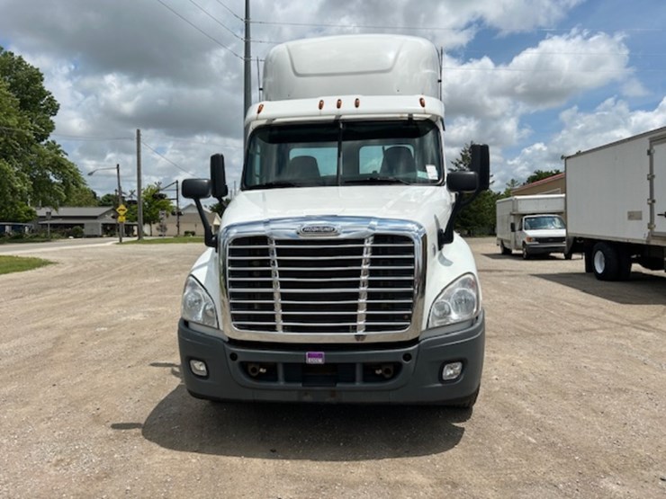 2016-freightliner-ca125-day-cab-image-5