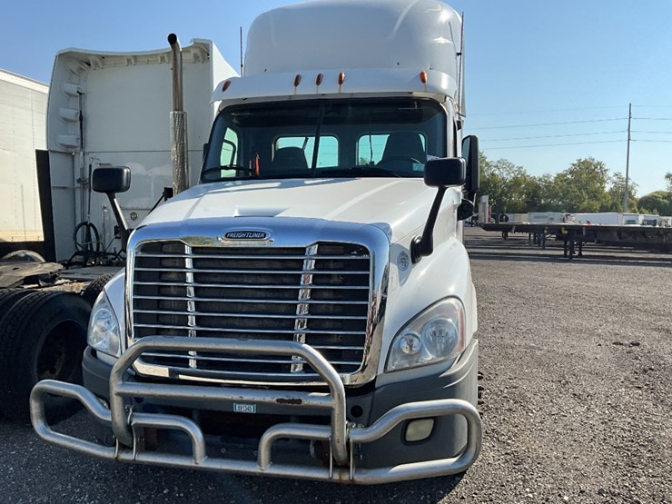 2016-freightliner-ca125-day-cab-image-3