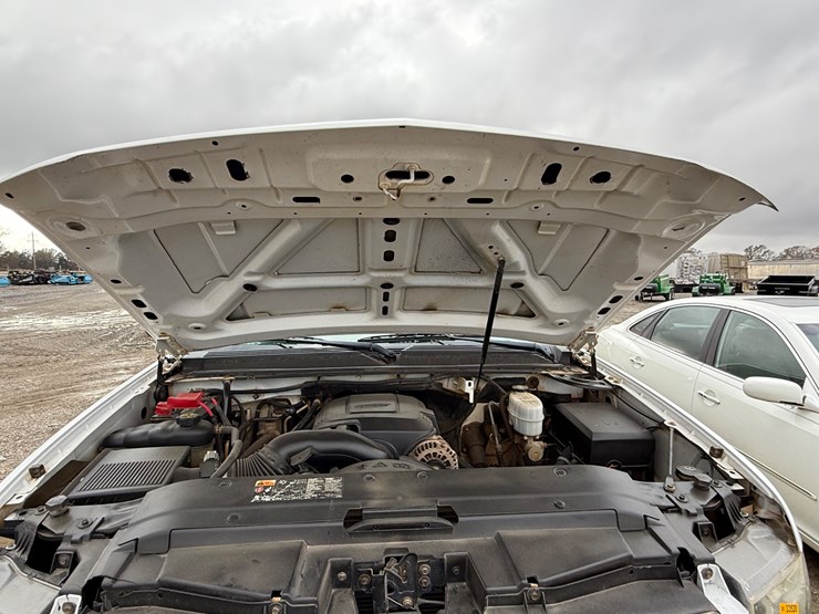 2012-chevrolet-suburban-image-38