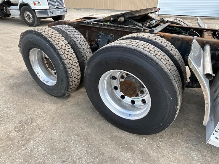 2016-freightliner-ca125-day-cab-image-10