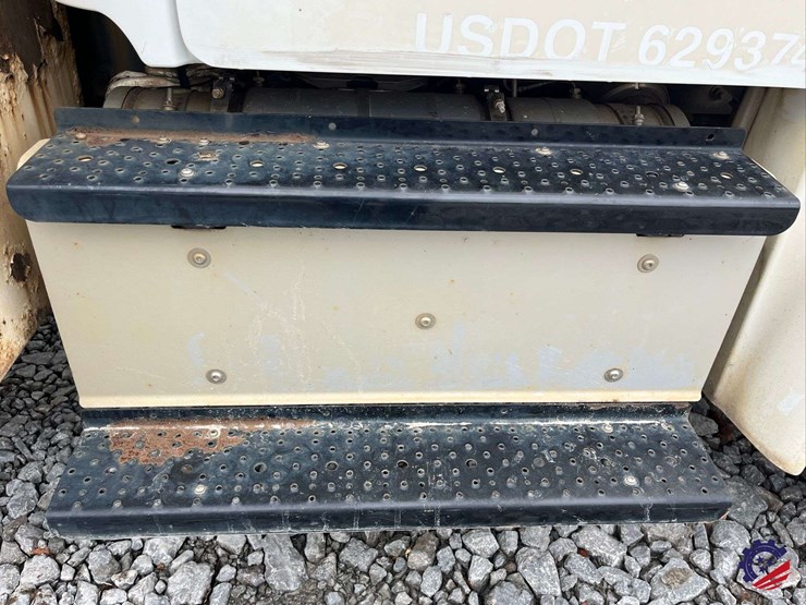 2017-freightliner-m2-s/a-tank-truck-image-40