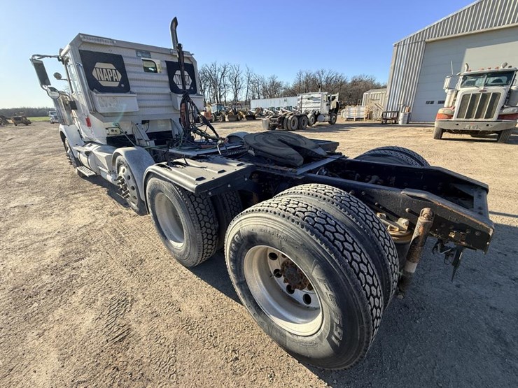 #1965-•-2008-international-eagle-day-cab-truck-tractor-image-16