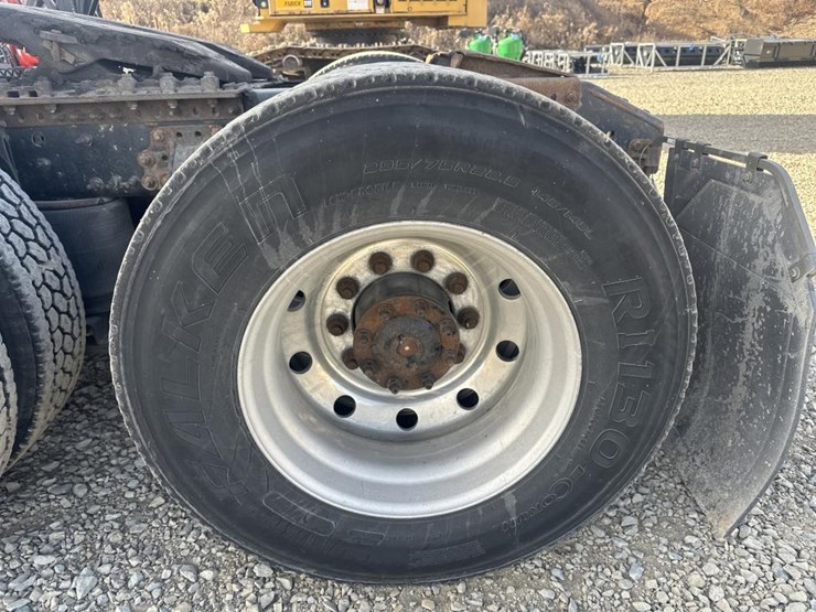 2011-volvo-10-image-48