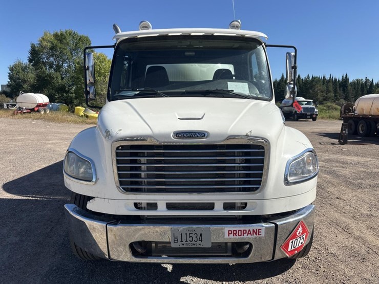 2013-freightliner-m2-106-image-8