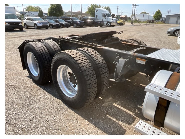 2016-freightliner-ca113-daycab-image-10