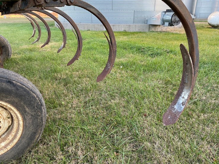 farmhand-soil-saver-13-shank-disc-chisel-image-15