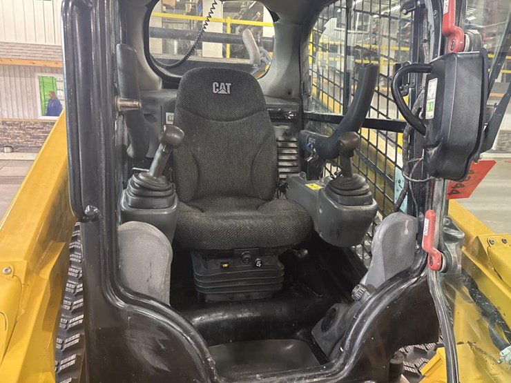 2018-caterpillar-228-image-35