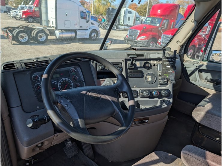 2013-freightliner-columbia-day-cab-image-23