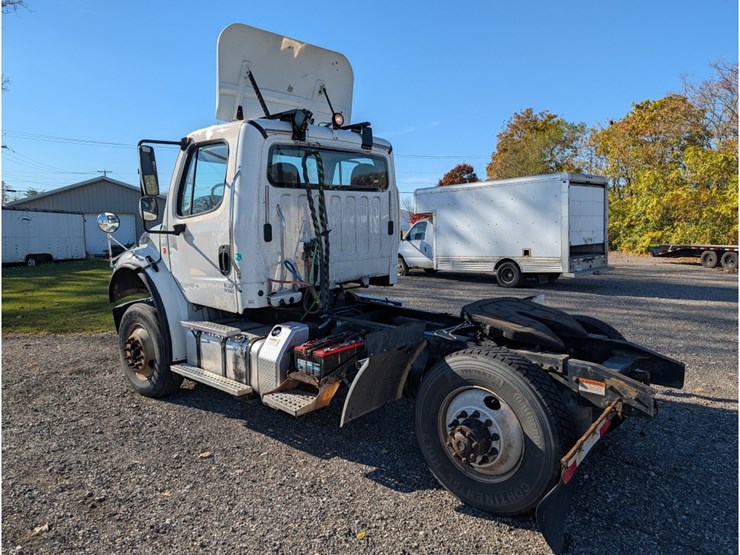 2016-freightliner-m2-day-cab-image-7