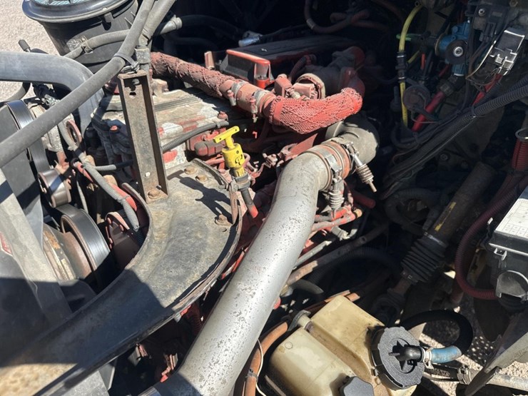 2013-freightliner-m2-106-image-51