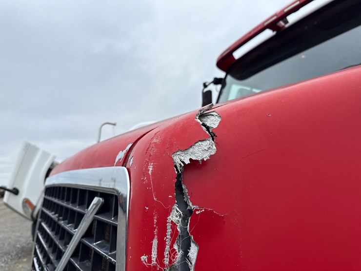 2011-volvo-10-image-34